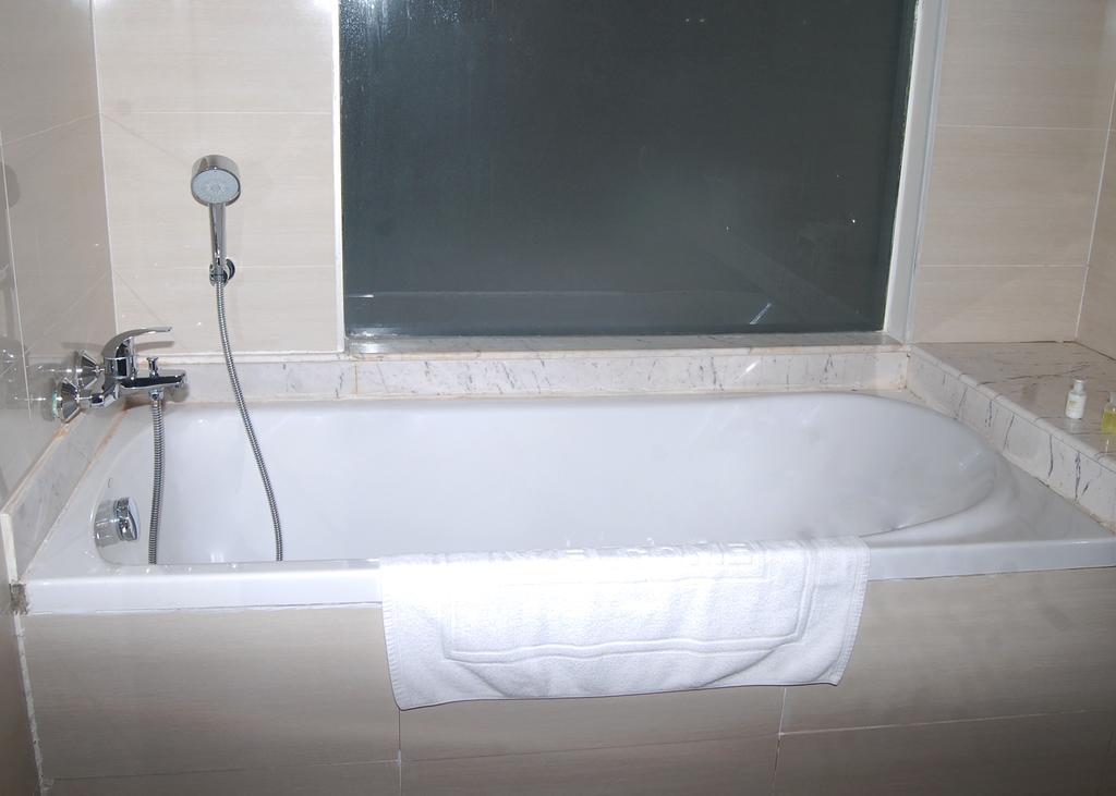 Man Myanmar Hotel Naypyidaw Camera foto